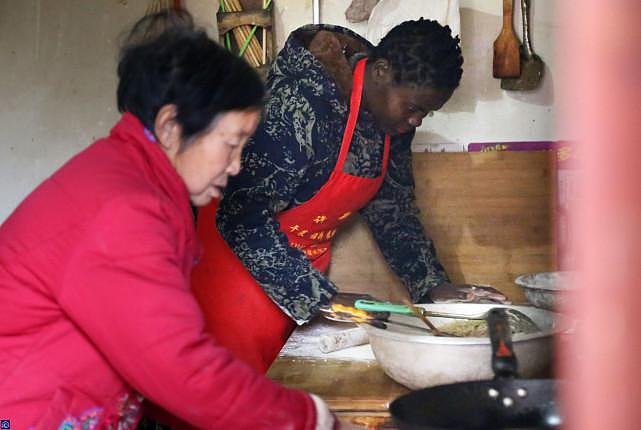 45岁中国农民娶小18岁非洲媳妇！婆婆狂赞：生娃能养，包揽所有的家务事会干活（视频/组图） - 12