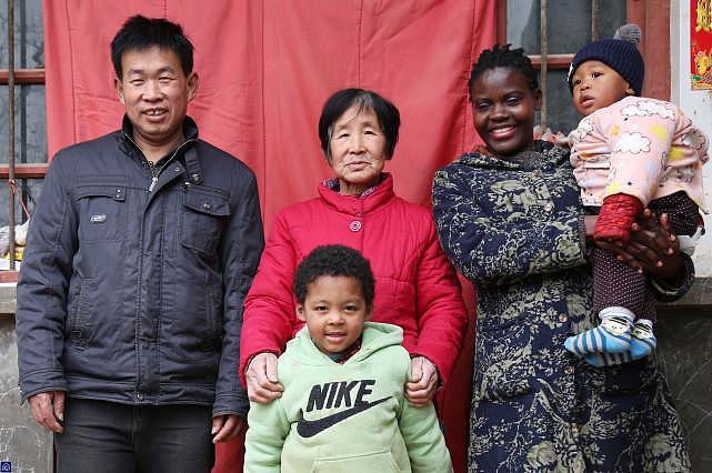 45岁中国农民娶小18岁非洲媳妇！婆婆狂赞：生娃能养，包揽所有的家务事会干活（视频/组图） - 13