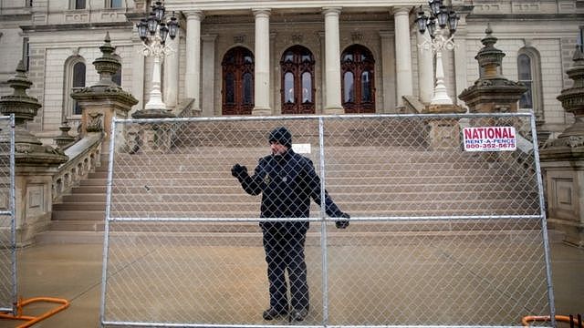兰辛市的密歇根州议会大厦周围也加设了围栏。