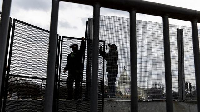 美国当局在华盛顿多处架起围栏，防范暴力冲击。