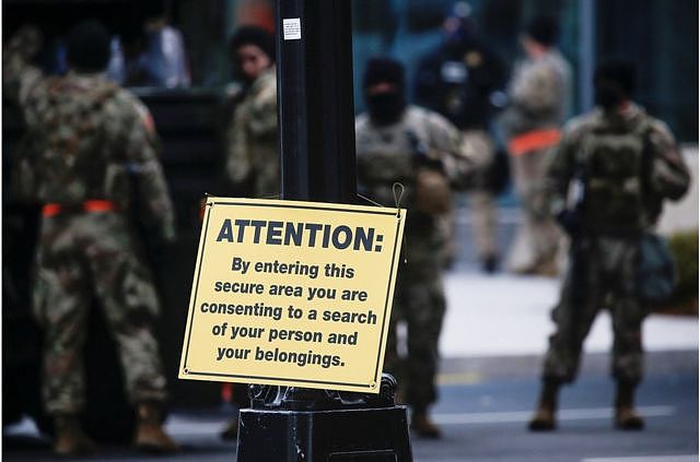1月16日，美国国民警卫队成员在国会大厦附近警戒。