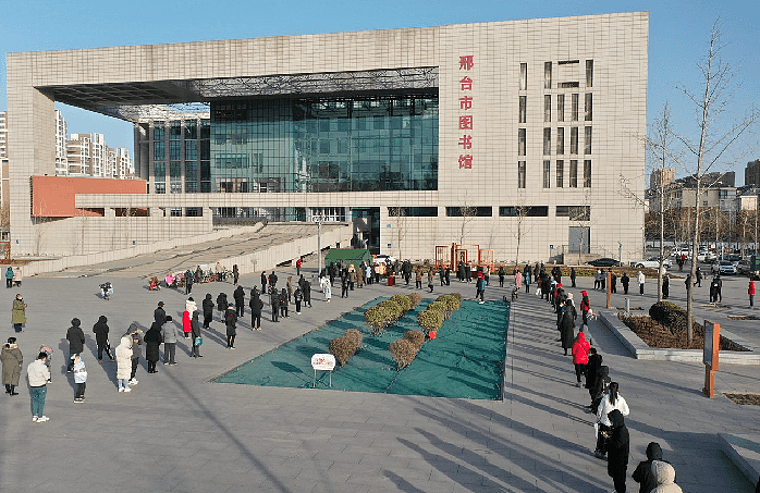 河北省邢台市图书馆广场，市民进行核酸检测。 （新浪微博照片）