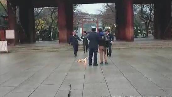 2名中国人在靖国神社烧“牌位”，喊勿忘南京大屠杀，日本最高法判2人有罪（组图） - 3