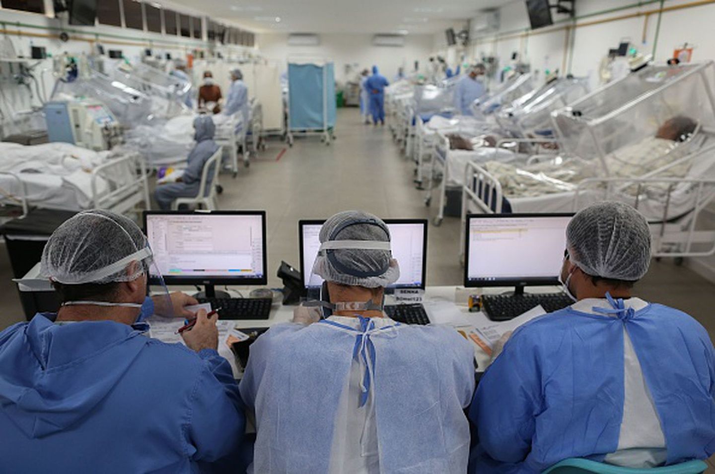 迅速蔓延的疫情让巴西的医疗系统不堪重负。图为2020年5月20日，位于马纳乌斯市吉尔伯托医院重症病房人满为患的场景。（Getty Images）