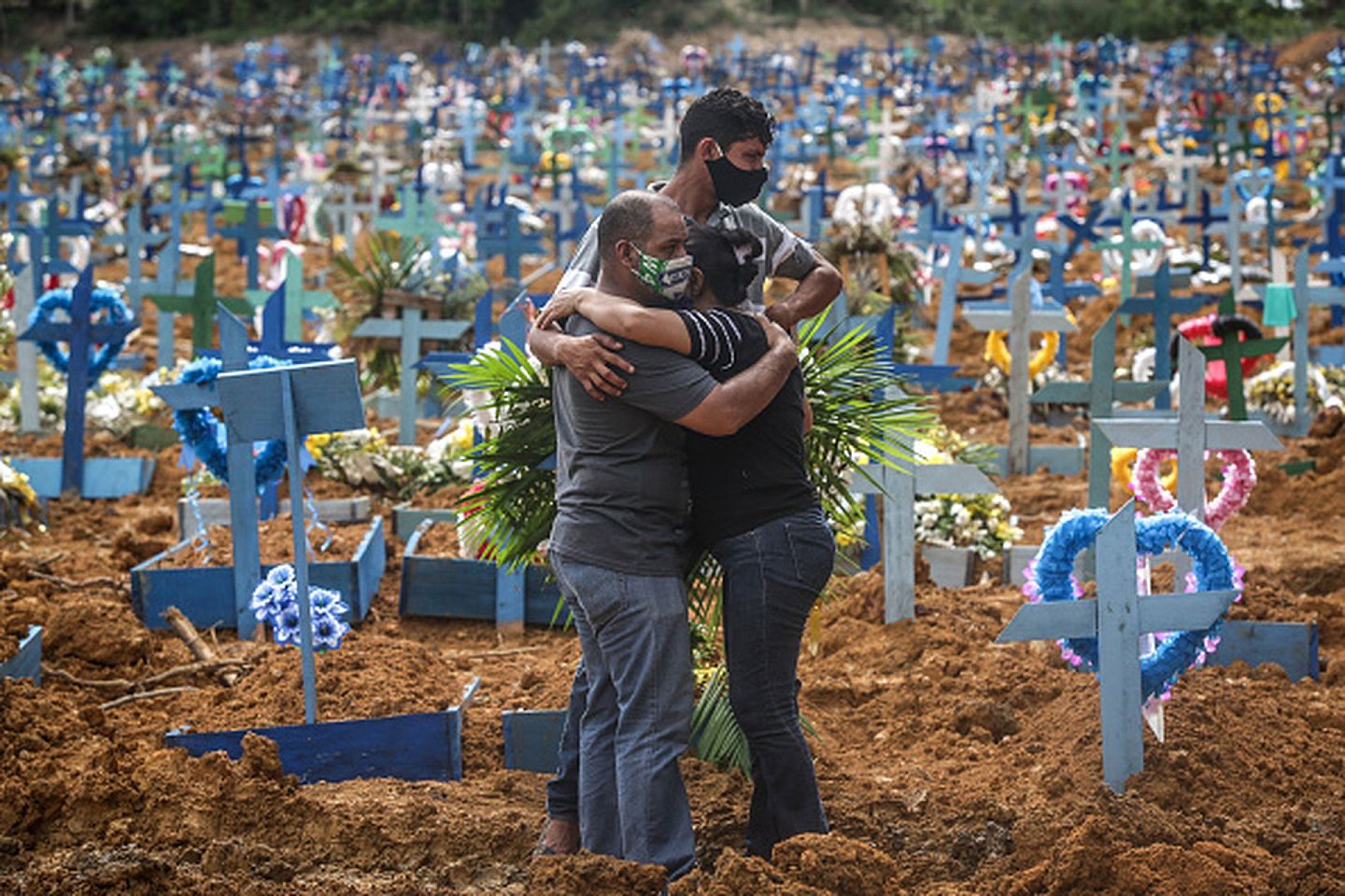由于博索纳罗当局的防控失策，巴西已成为继美国和印度之后，疫情最为严重的国家。图为2020年5月19日，巴西马纳乌斯市当地民众在该市郊外的一处墓园安葬因染疫而死的亲人。（Getty Images）