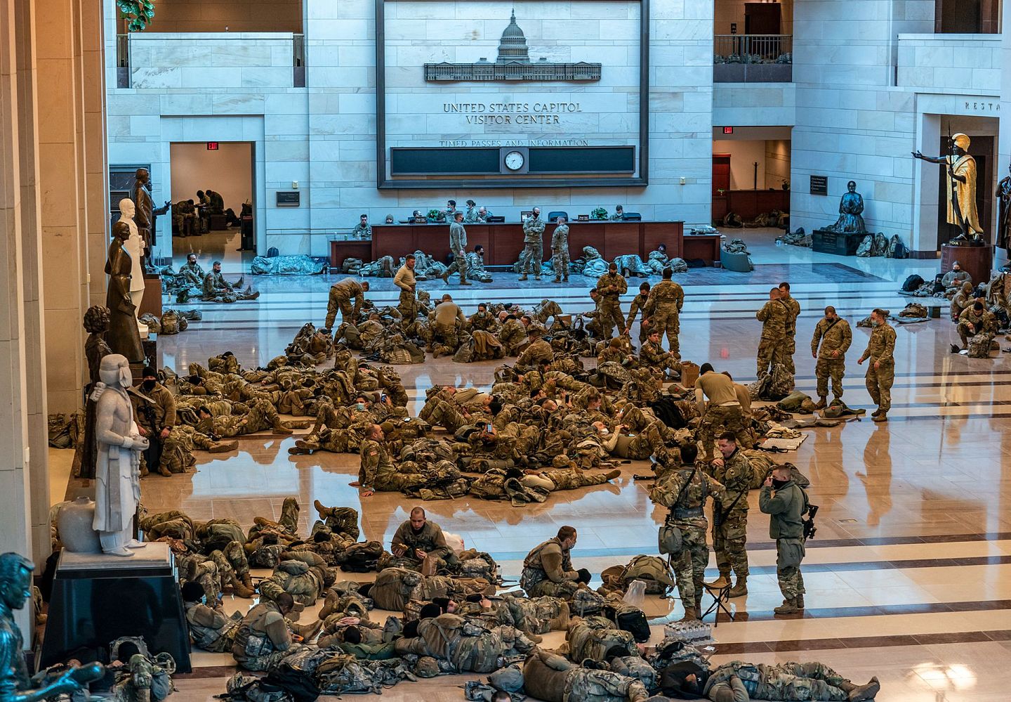 美国众议院1月13日辩论弹劾总统特朗普的议案，议案料会获得超半数通过，图为在国会大厦内的国民警卫队队员。（AP）