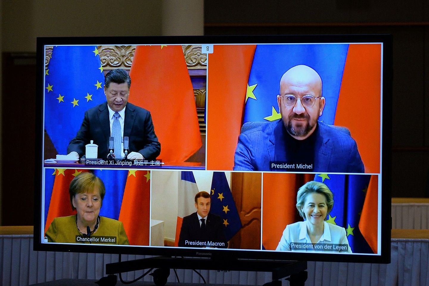 2020年12月30日，习近平在北京与德国总理默克尔（Angela Merkel）、法国总统马克龙（Emmanuel Macron）、欧洲理事会主席米歇尔（Charles Michel）、欧盟委员会主席冯德莱恩（Ursula von der Leyen）举行视频会晤，共同宣布完成中欧投资协定谈判。（Reuters）