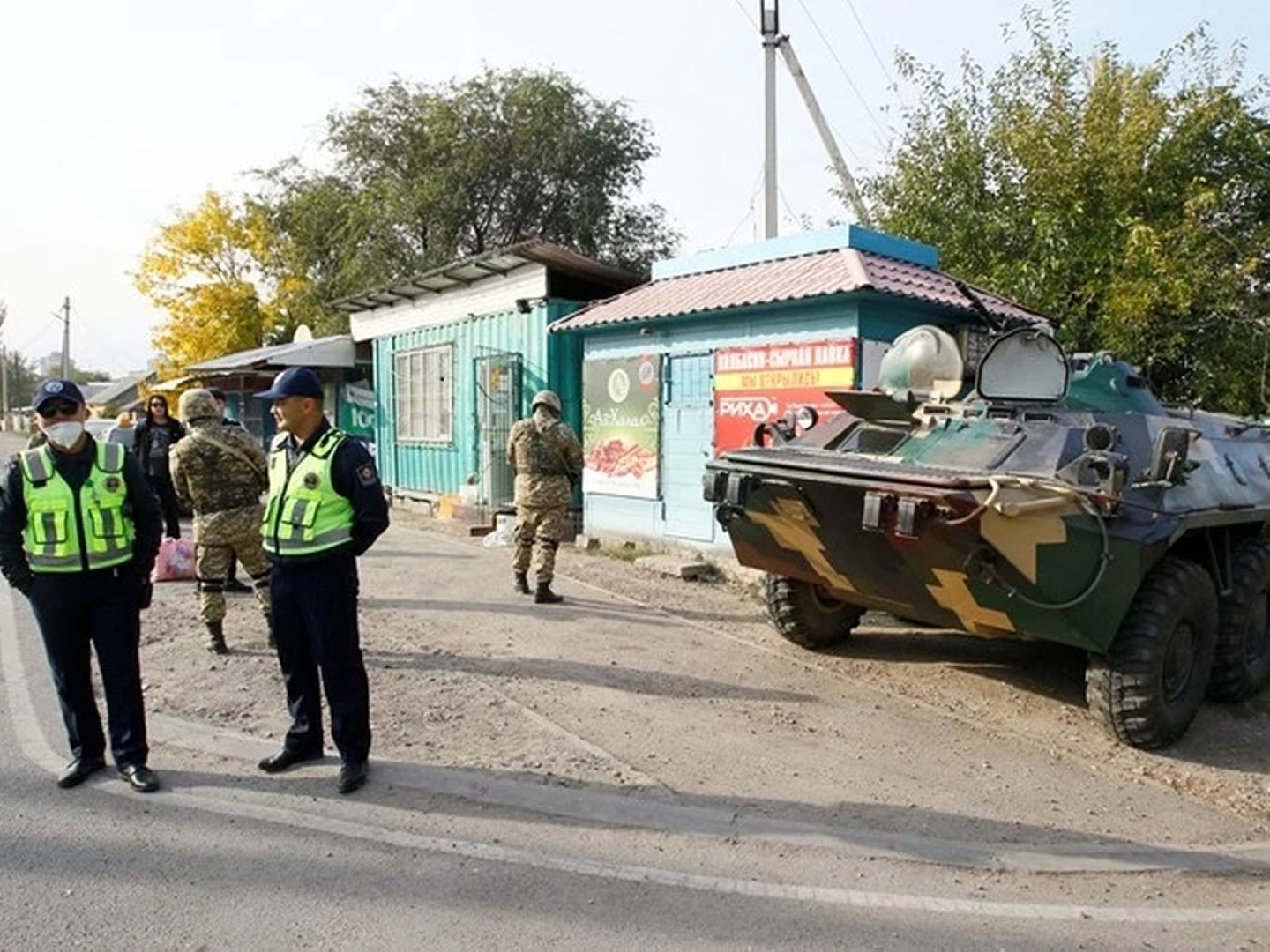 在前领袖热恩别科夫下令实行紧急状态下于比什凯克警戒的交通警察与军人。（Reuters）
