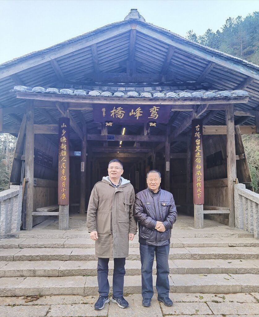 紫荆党创建者兼党主席李山（左）上个月去了中国东南部的下党村，中国领导人习近平曾在该村调研农村经济发展。