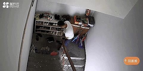 扬州女子躺床上玩手机停不下来，小偷躲衣柜憋尿崩溃变劫匪（组图） - 9