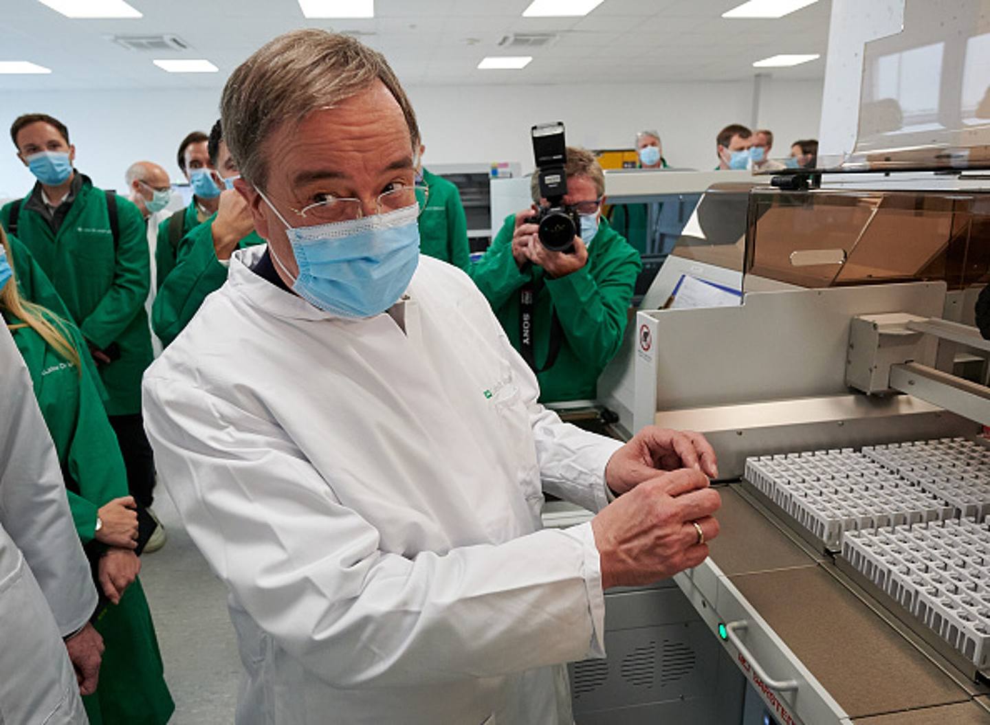 2020年6月5日，北威州州长拉雪特前往当地某新冠病毒检测实验室视察调研。 （Getty Images）