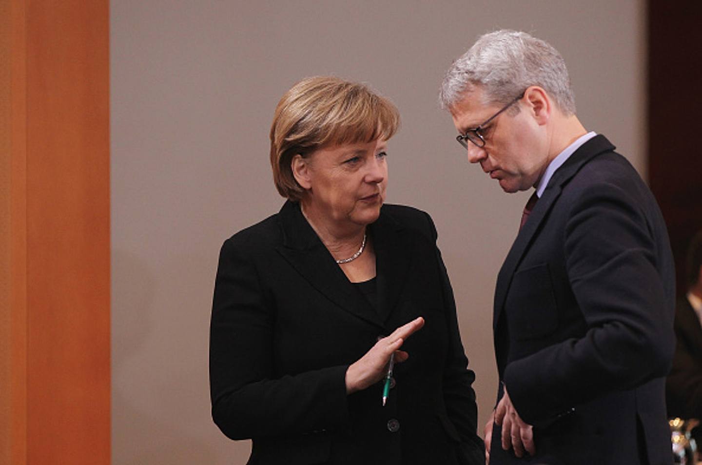 2011年3月16日，德国总理默克尔与时任环境部长的吕特根在一次有关核能问题的内阁例会开始前进行私人谈话。 （Getty Images）