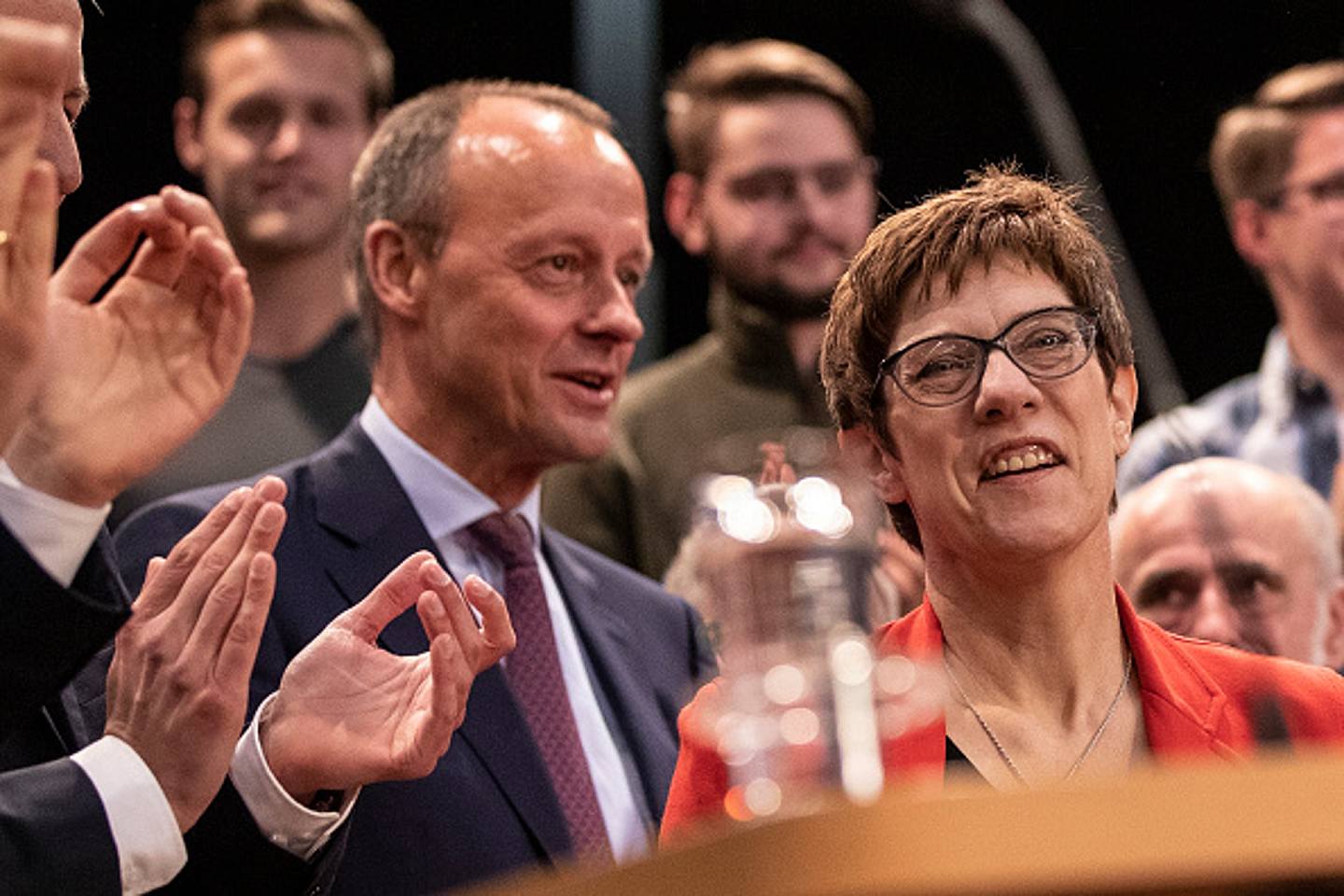 2019年4月12日，默茨与时任基民盟党主席兼国防部长的卡伦鲍尔（Annegret Kramp-Karrenbauer ）参加该党欧洲议会大选竞选启动仪式。 （Getty Images）