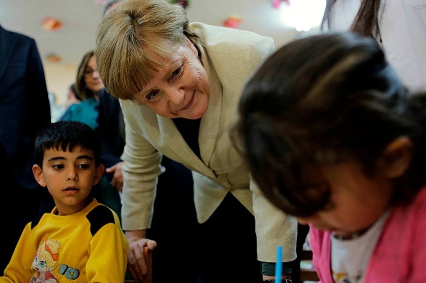 2016年4月23日，德國總理默克爾在土敘邊境的某難民營探視難民。（Getty Images）