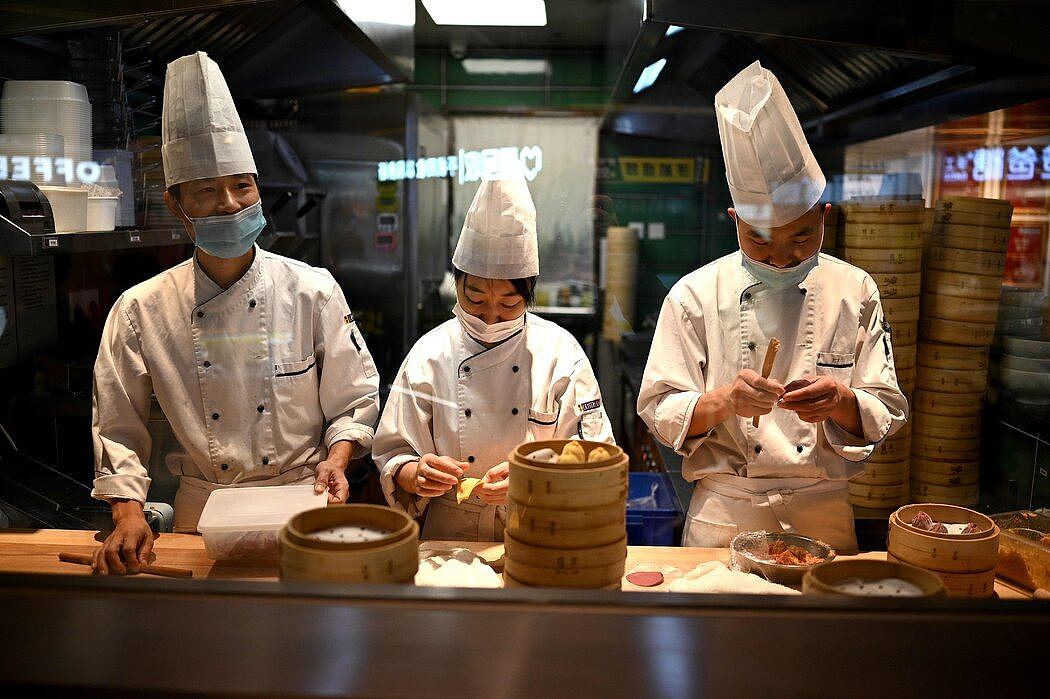 人们又开始去餐馆吃饭，尤其是在北京这样的富裕城市。
