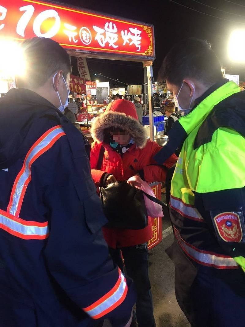 警方到台南安平永华夜市找到背长枪逛夜市的红衣女查访。 （记者王俊忠翻摄）