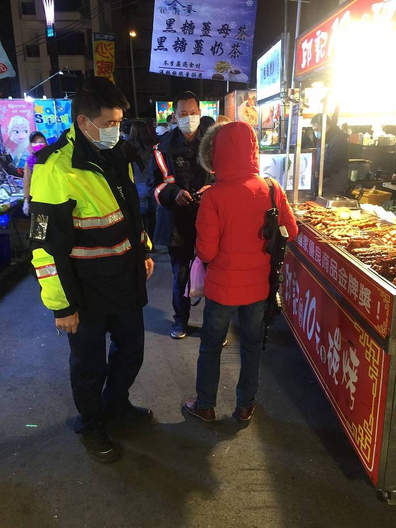警方到台南安平永华夜市找到背长枪逛夜市的红衣女查访。 （记者王俊忠翻摄）