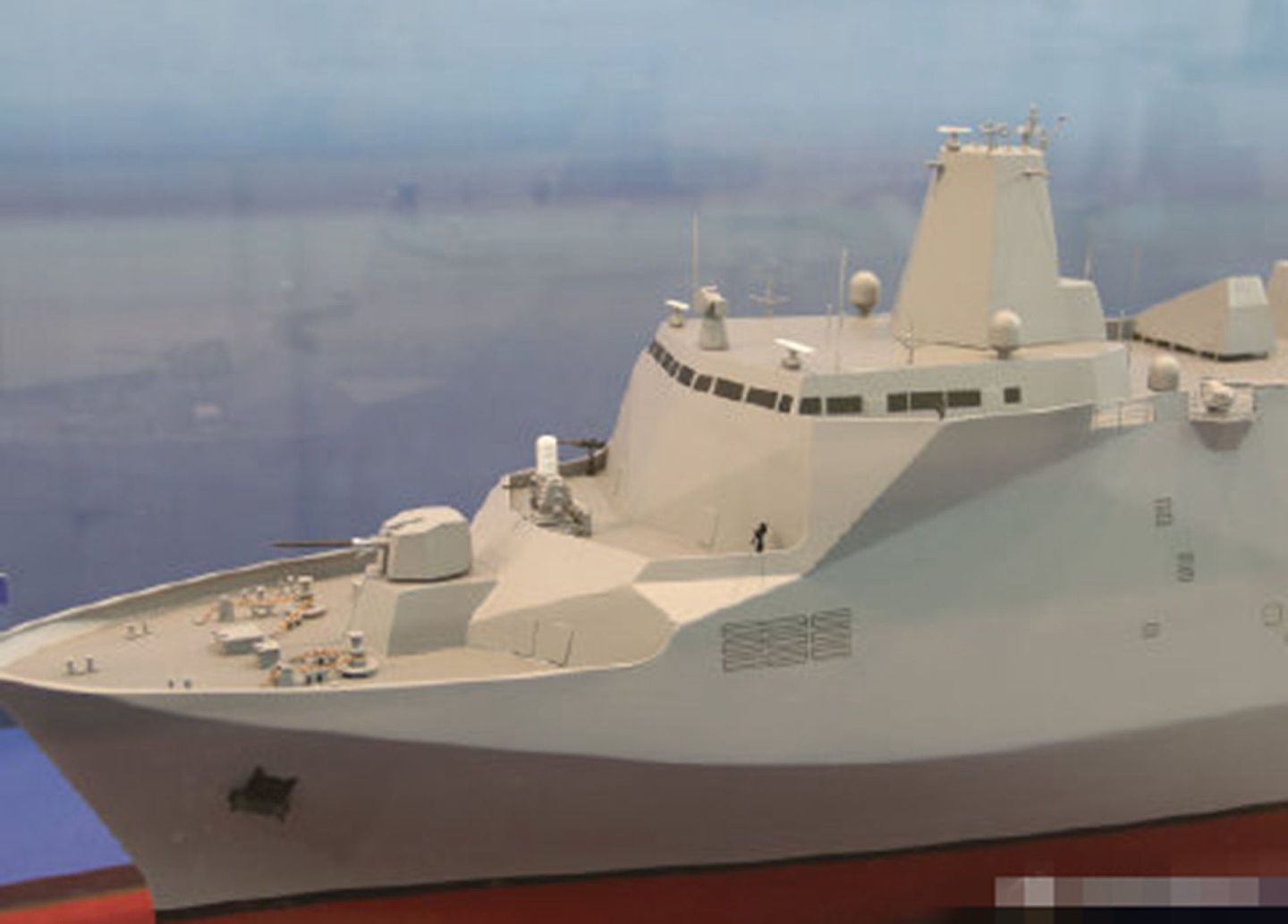 台海军新型两栖船坞运输舰共耗资72亿元新台币。（微博@海边漫步HH）