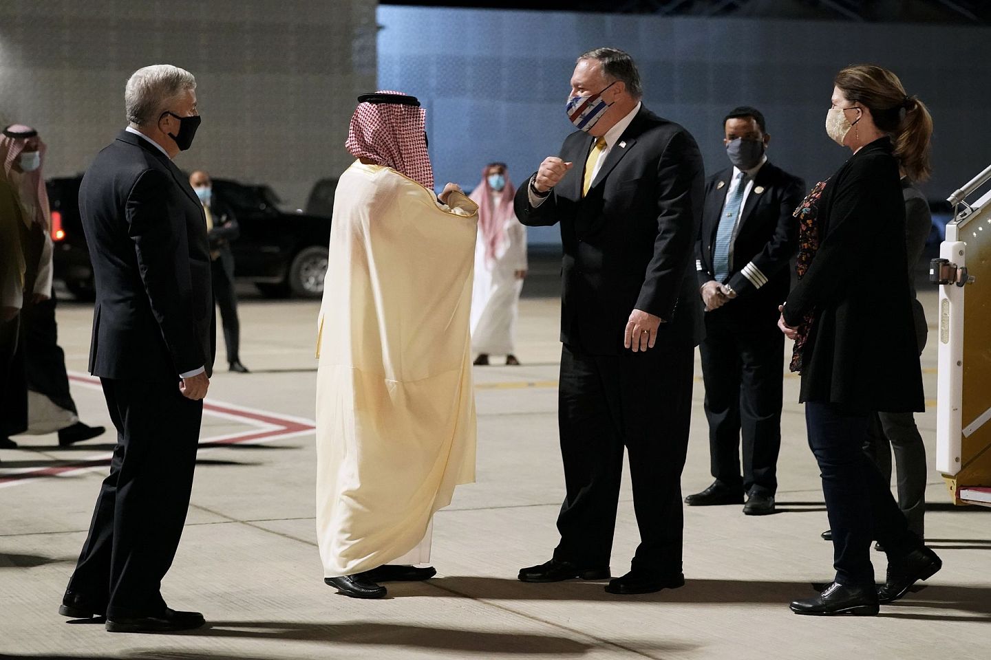 蓬佩奥也在积极推动沙特与美国的关系发展。图为2020年11月22日，蓬佩奥抵达沙特阿拉伯，开始访问活动。（AP）