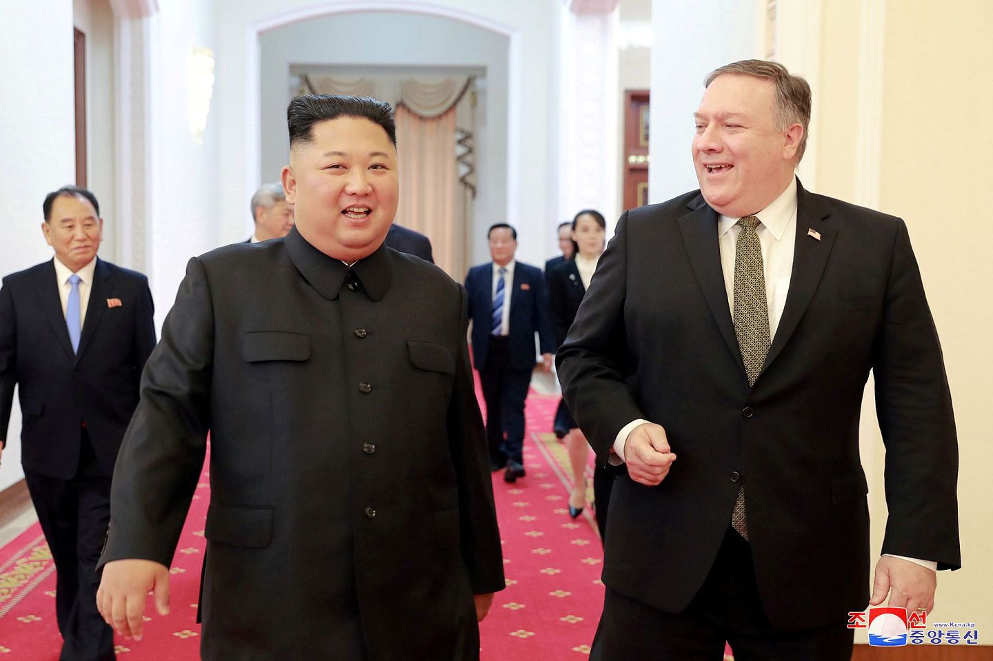 在美朝关系中，蓬佩奥也发挥了斡旋作用。图为2018年10月7日，朝鲜领导人金正恩在平壤会见蓬佩奥。（Reuters）