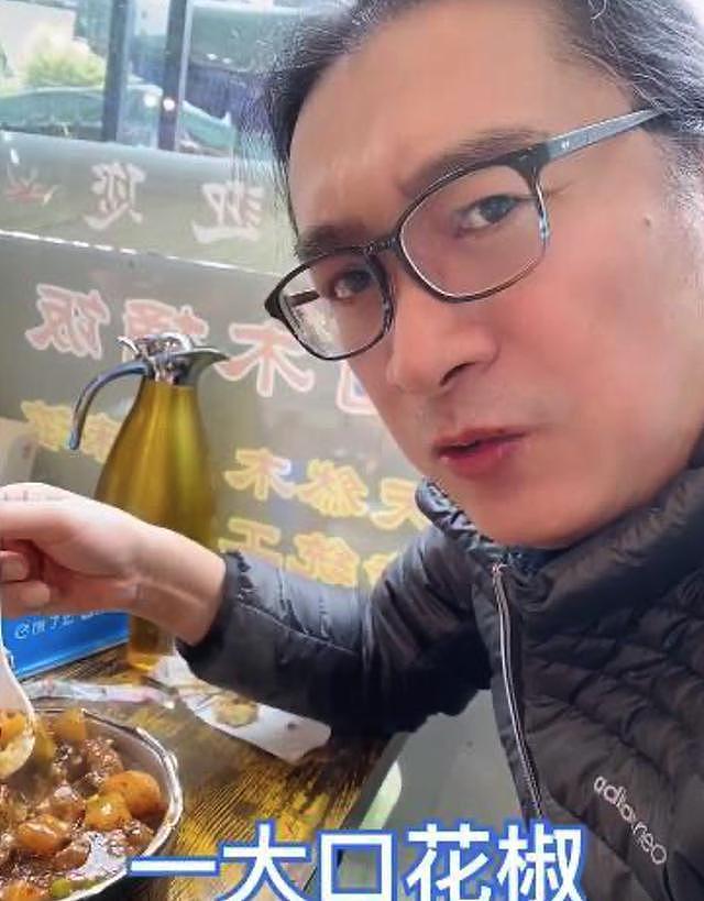 歌手黄安现身厦门机场，惊叹榨菜免费，吃面感动称是祖上积德（组图） - 9