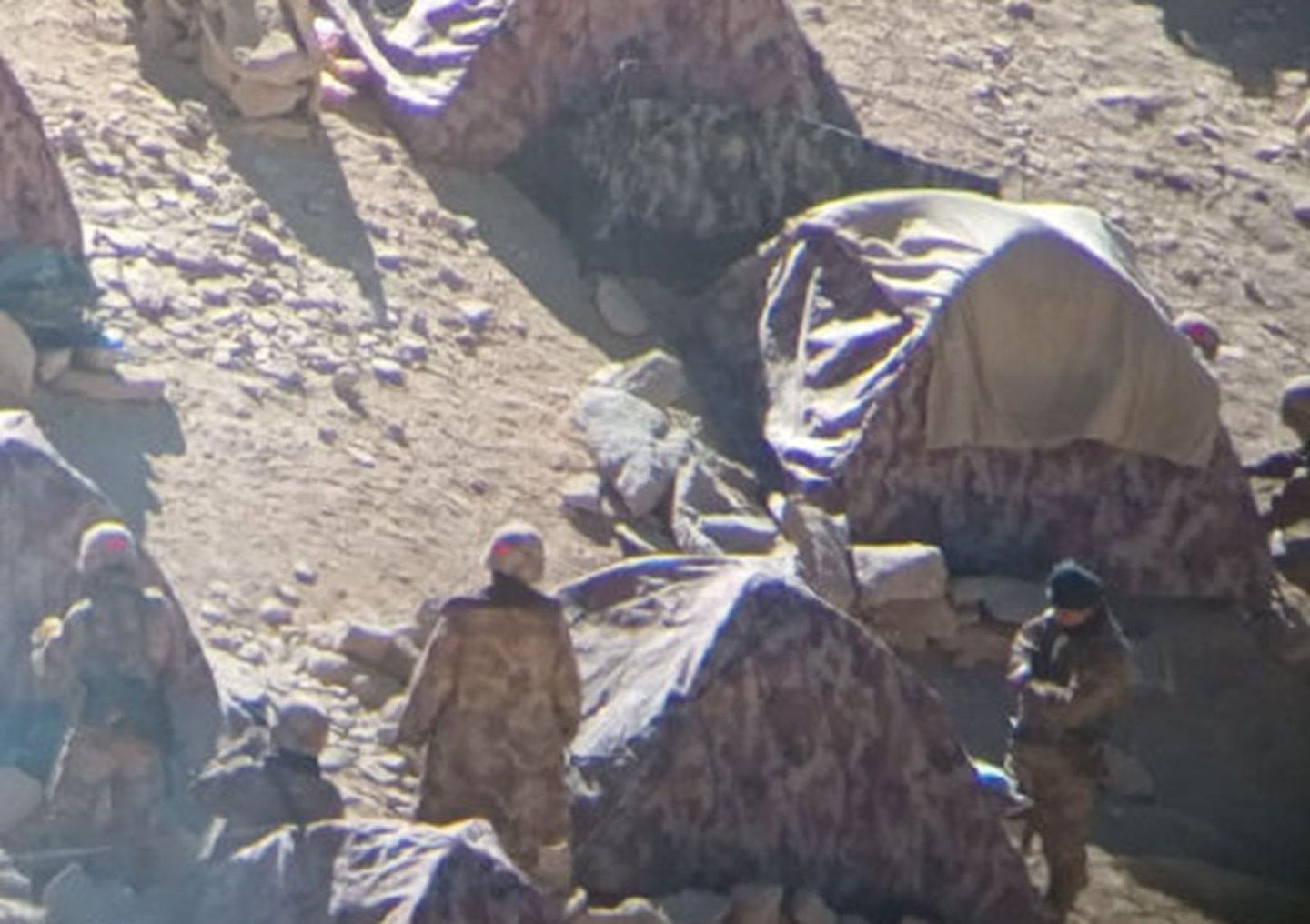 印军在古朗山上拍摄解放军的阵地。（微博@河婆Jason007）