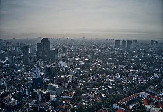 印度尼西亚首都雅加达被认为是地面沉降速度最快的城市。结合其他因素影响，2019 年 8 月 26 日，印尼总统佐科宣布将把印尼首都迁至东加里曼丹省。图片来源：Pexels