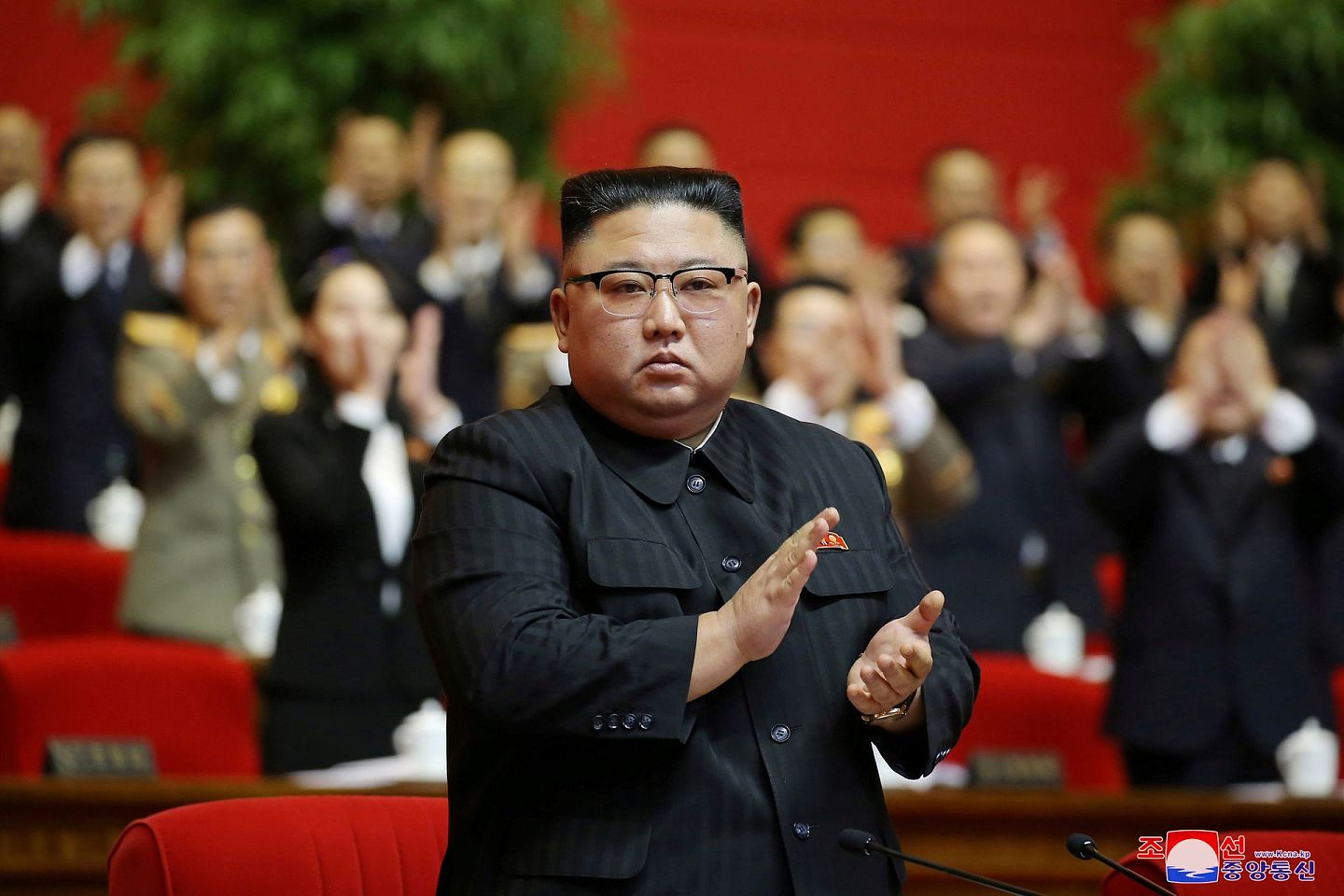 2021年1月10日，朝鲜最高领导人金正恩在劳动党第八次代表大会上鼓掌。（朝中社）