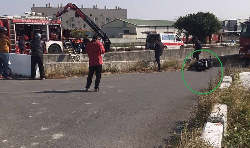 彰化县秀水乡今天中午发生有男子骑机车，疑似转弯不慎自撞护栏，整个人摔进排水沟。 （记者刘晓欣翻摄）