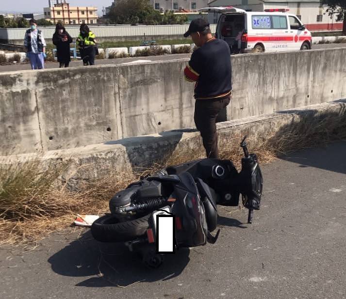 彰化县秀水乡今天中午发生有男子骑机车，疑似转弯不慎自撞护栏，整个人摔进排水沟。 （记者刘晓欣翻摄）
