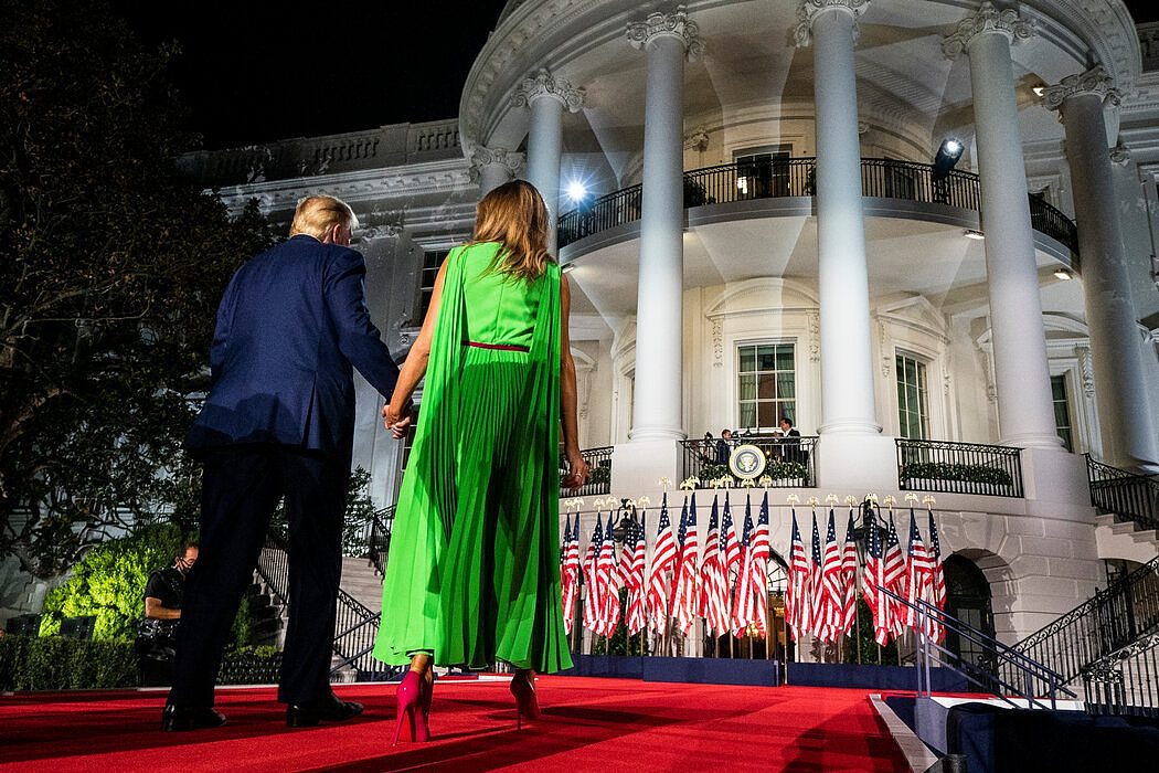 2020年8月，总统在共和党全国代表大会上发表演讲后，在白宫南草坪上。