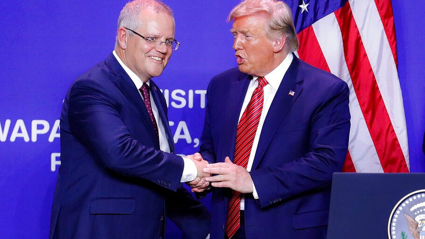 澳大利亚总理莫里森（左）2019年10月3日在悉尼讲话，演讲中他表示，将巩固美印日澳“四国联盟”在印太外交和安全框架中的作用。（AP）