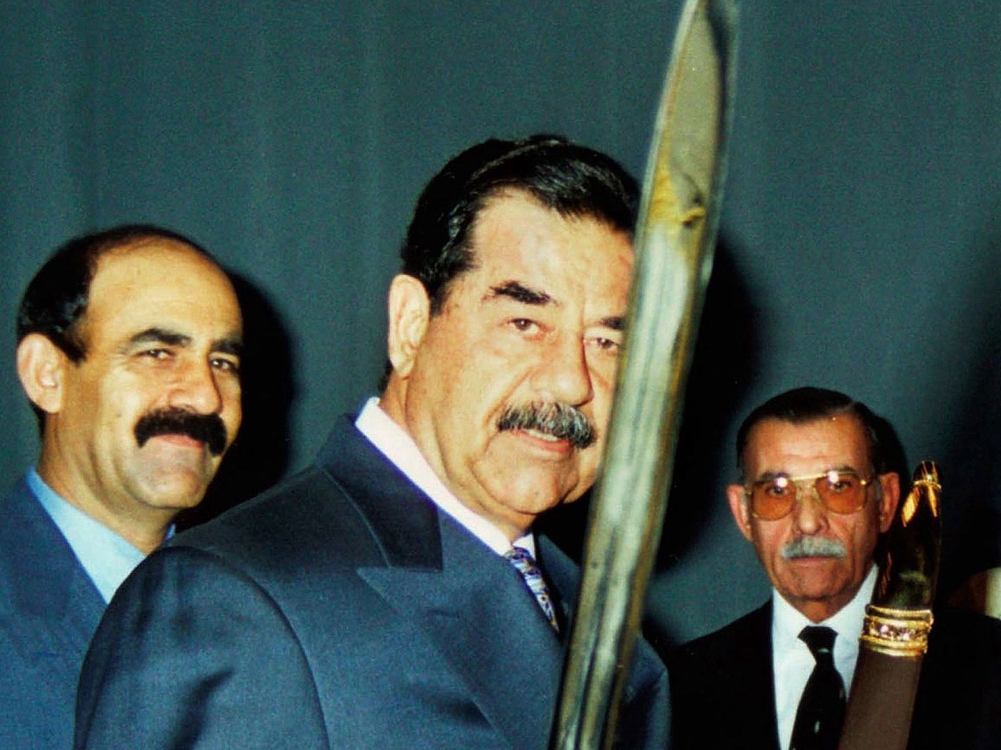 伊拉克前领导人萨达姆（中）后被判处死刑。（Getty）