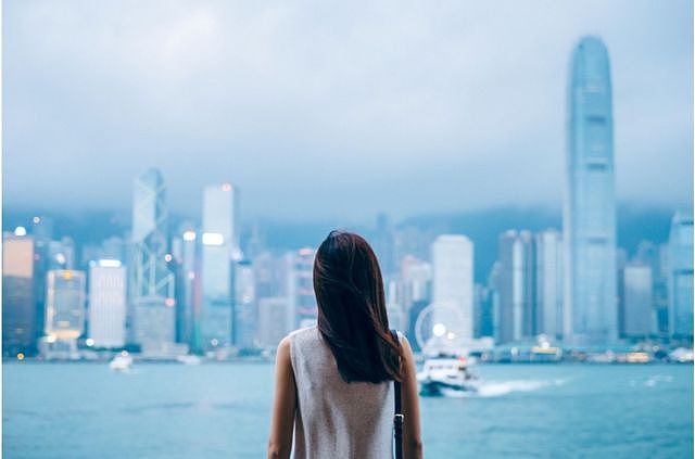 落入网络爱情骗局的香港女子会被她们的网上