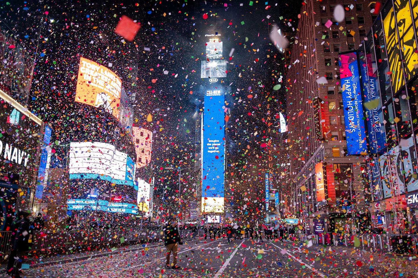 2021年1月1日，新年前夜的水晶球降落在几乎空无一人的美国纽约时代广场后，五彩纸屑纷飞，受疫情影响，通常挤满狂欢者的区域仍处于封闭状态。（AP）
