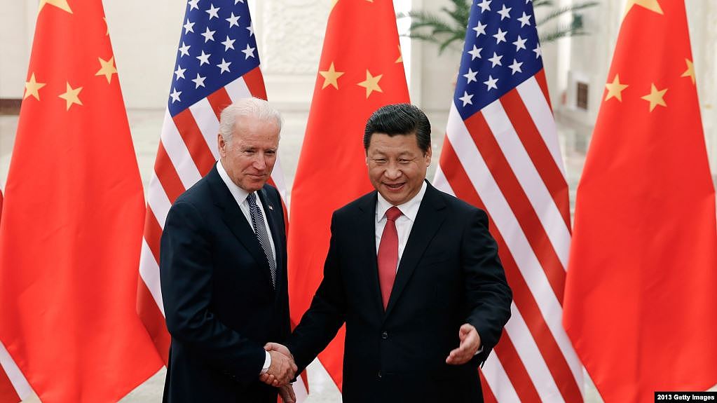 资料照：2013年12月4日中国国家主席习近平与来访的美国副总统拜登握手 