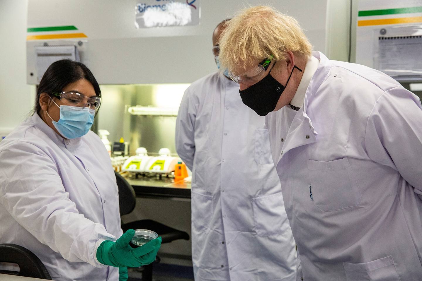 图为1月18日，约翰逊前往造访牛津实验室，视察疫苗制造。 （Reuters）