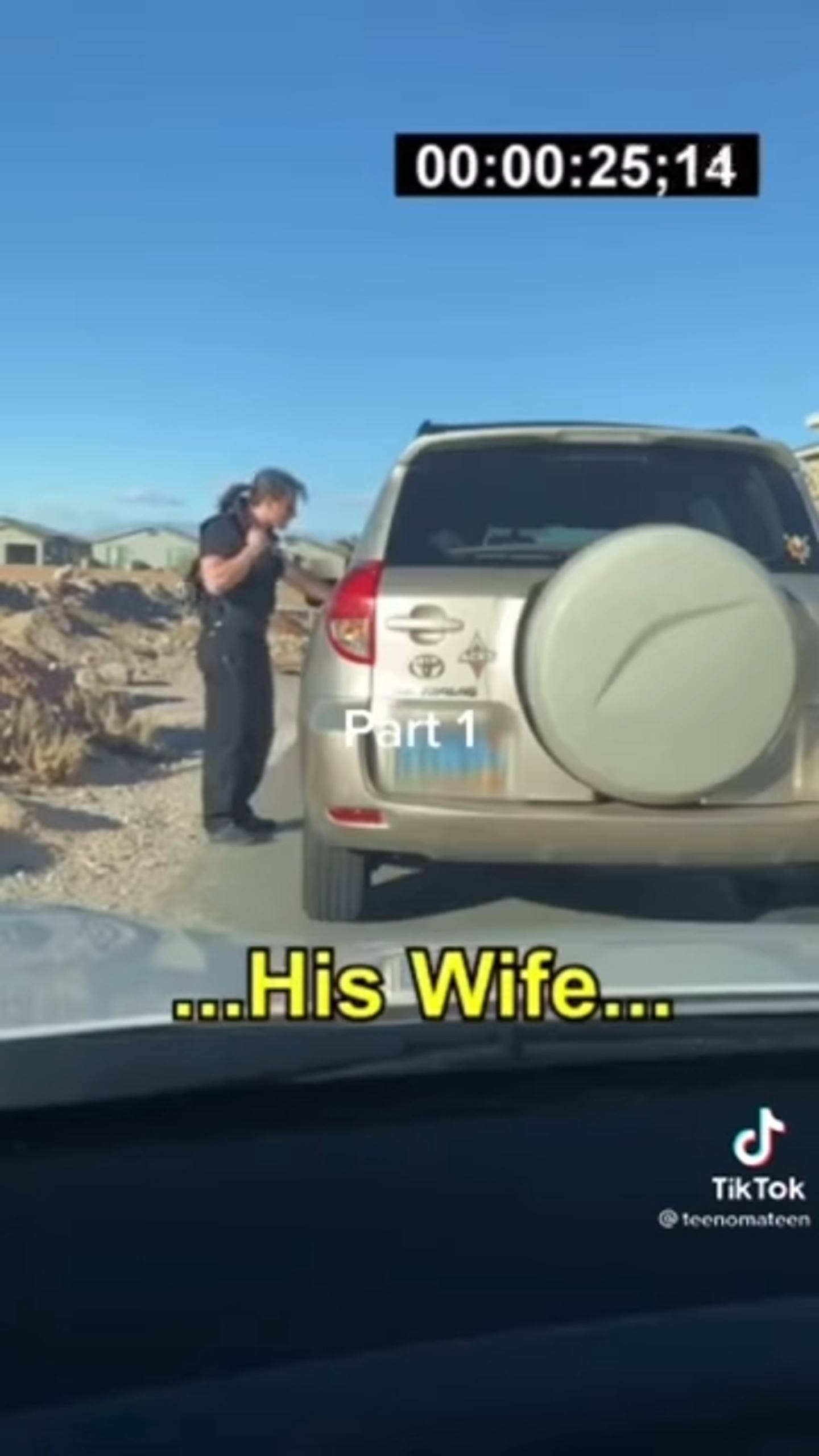 一位警察在执勤时，意外拦到妻子正与情夫约会。 （YouTube截图/ @Loverboi Jay）