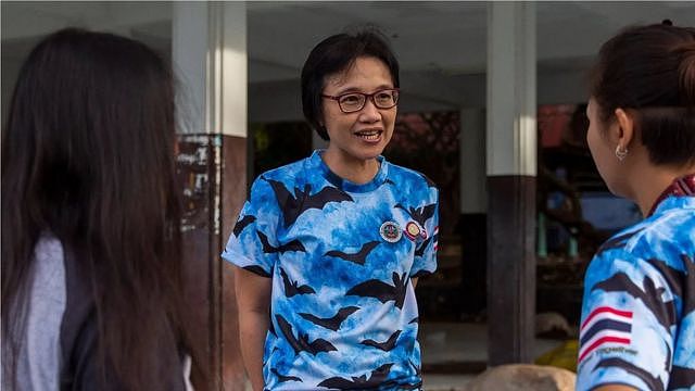 2020年9月哇卡拿鲁萨蒂和她的研究团队讨论找寻蝙蝠所带病毒的计划。她和她的团队曾发现中国之外首宗新冠病毒病例。