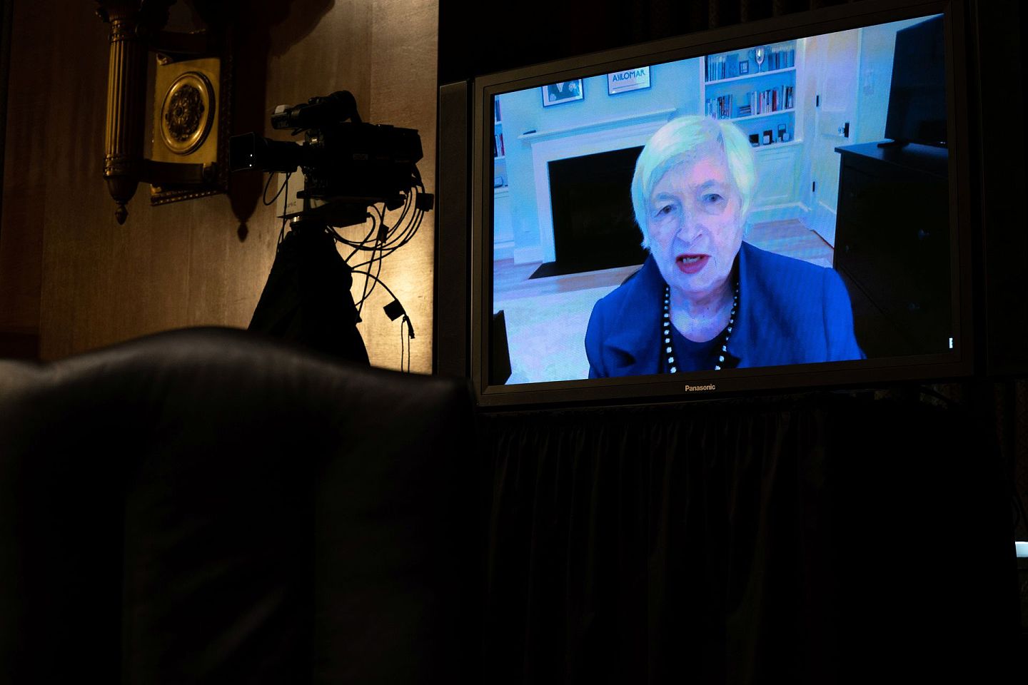 2021年1月19日，美国候任总统拜登提名的财政部长耶伦以视频形式参加参议院财政委员会在华盛顿举行的听证会。（Reuters）