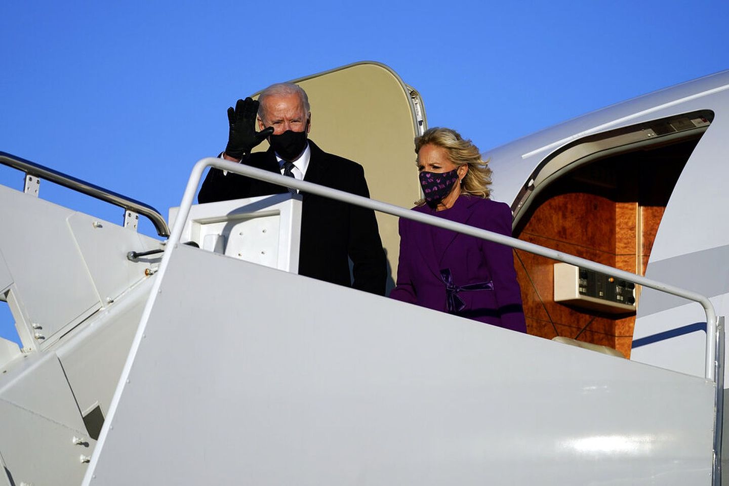 2021年1月19日，美国候任总统拜登和夫人吉尔（Jill Biden）抵达安德鲁斯空军基地（Joint Base Andrews）。（AP）