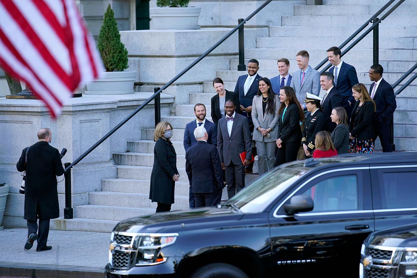 2021年1月19日，美国副总统彭斯前往白宫与工作人员告别。（AP）