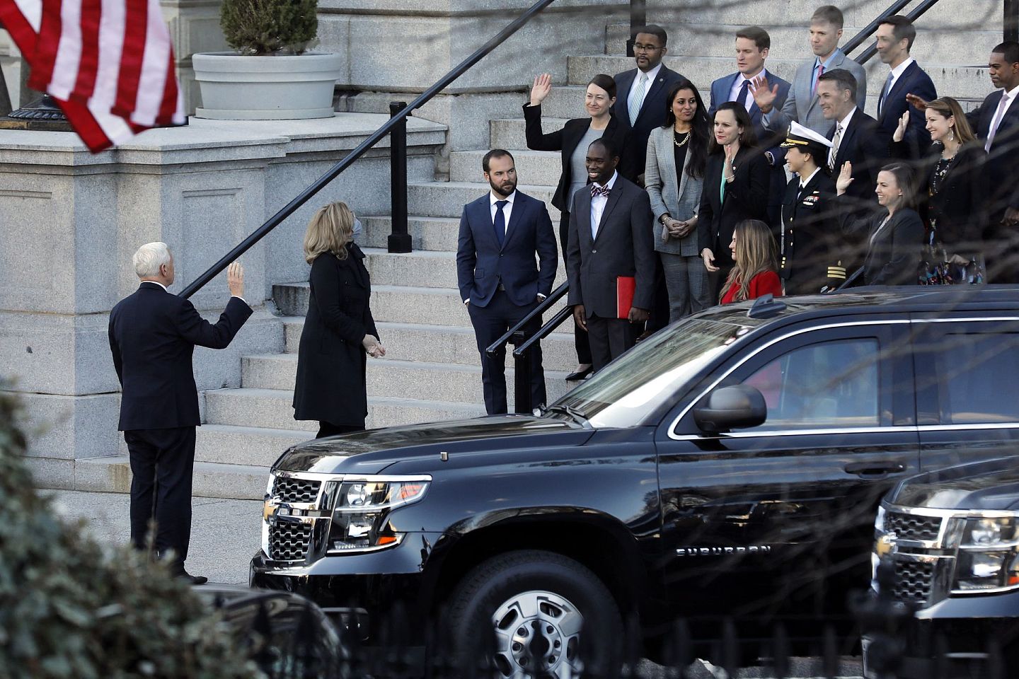 2021年1月19日，彭斯与白宫工作人员挥手告别。（Reuters）
