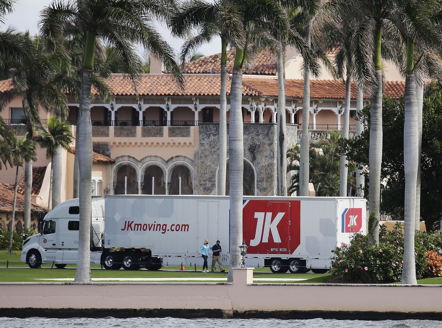 2021年1月18日，美联社拍到一辆搬家公司卡车驶入海湖庄园。（AP）