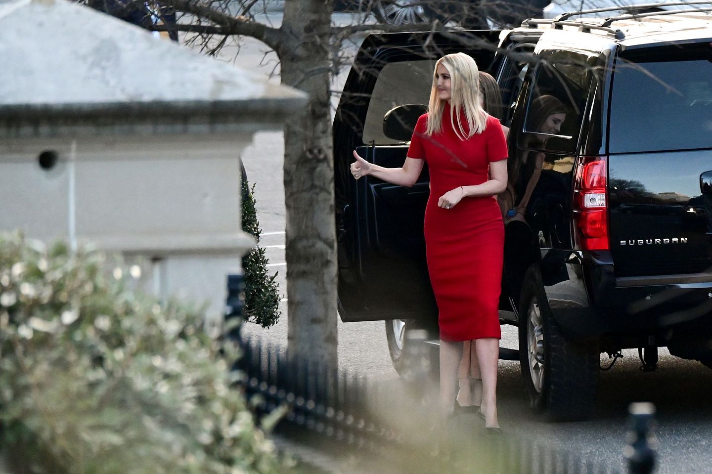 2021年1月14日，美国总统特朗普女儿伊万卡向媒体记者做手势。（Reuters）