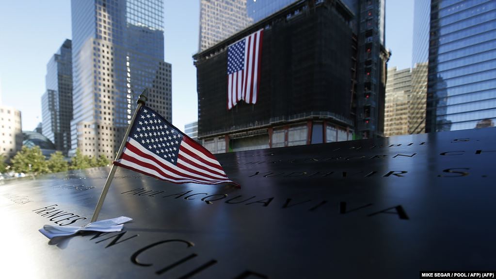 资料照片：9/11恐怖袭击事件11周年期间的纽约市9/11纪念园。(2012年9月11日)