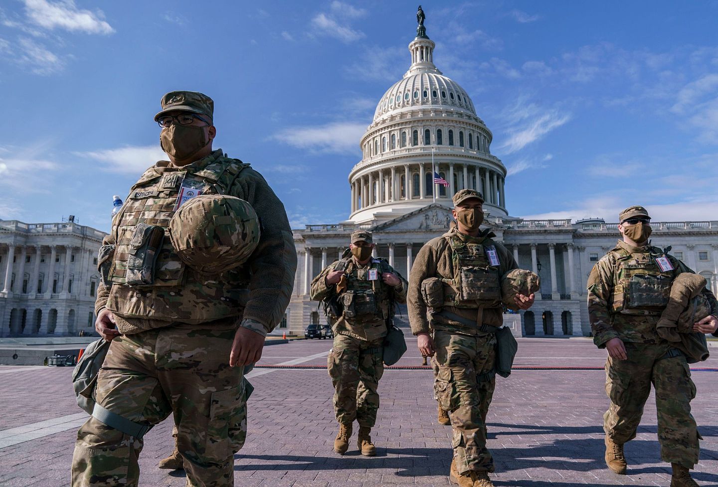 在拜登的就职典礼前，美国国民警卫队正在加强国会大厦周围的安全。(AP)