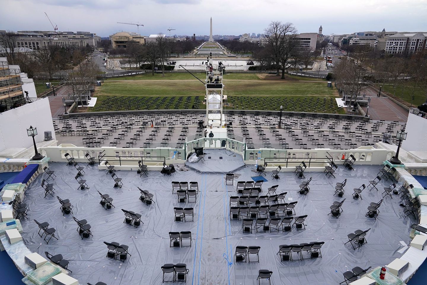 2021年1月16日，美国国会大厦为拜登就职典礼进行准备工作，观众席已经准备完毕。（AP）
