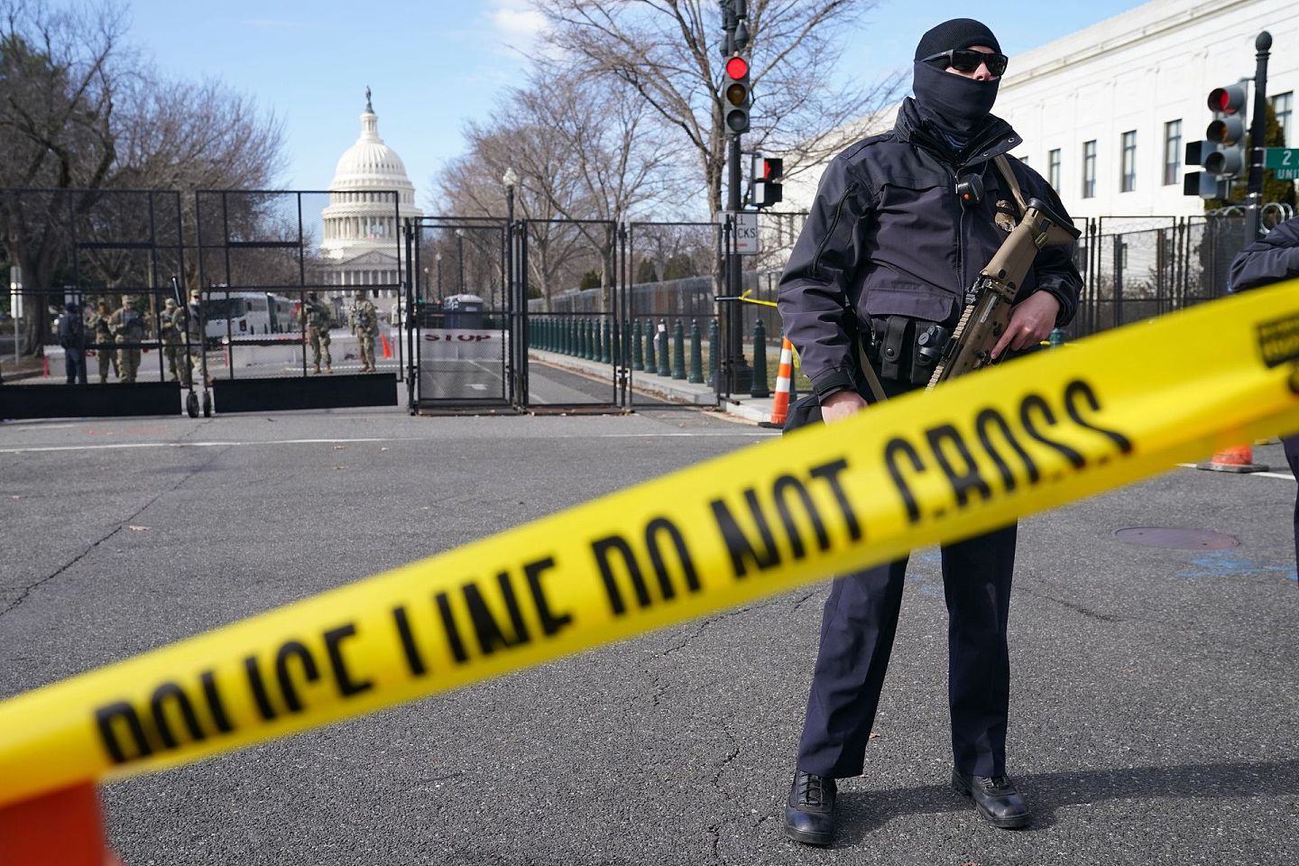 2021年1月16日，在华盛顿的美国国会大厦前，一名安全人员正在为拜登的就职典礼做警戒工作。（AP）