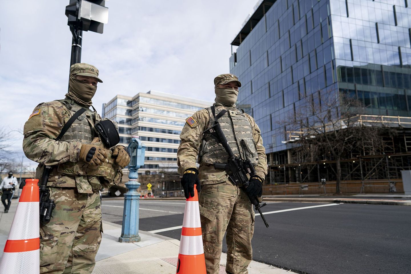 图为1月17日在美国华盛顿街头拍摄的安全人员。他们都佩戴了枪支。 （新华社）